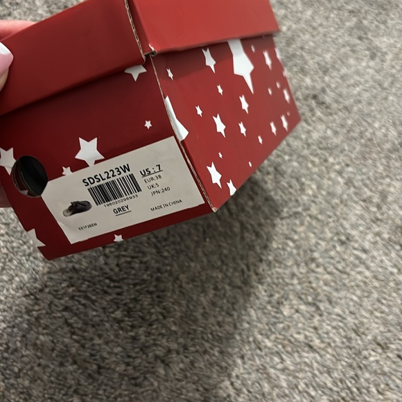 Grey slippers size 7 - Picture 3 of 7